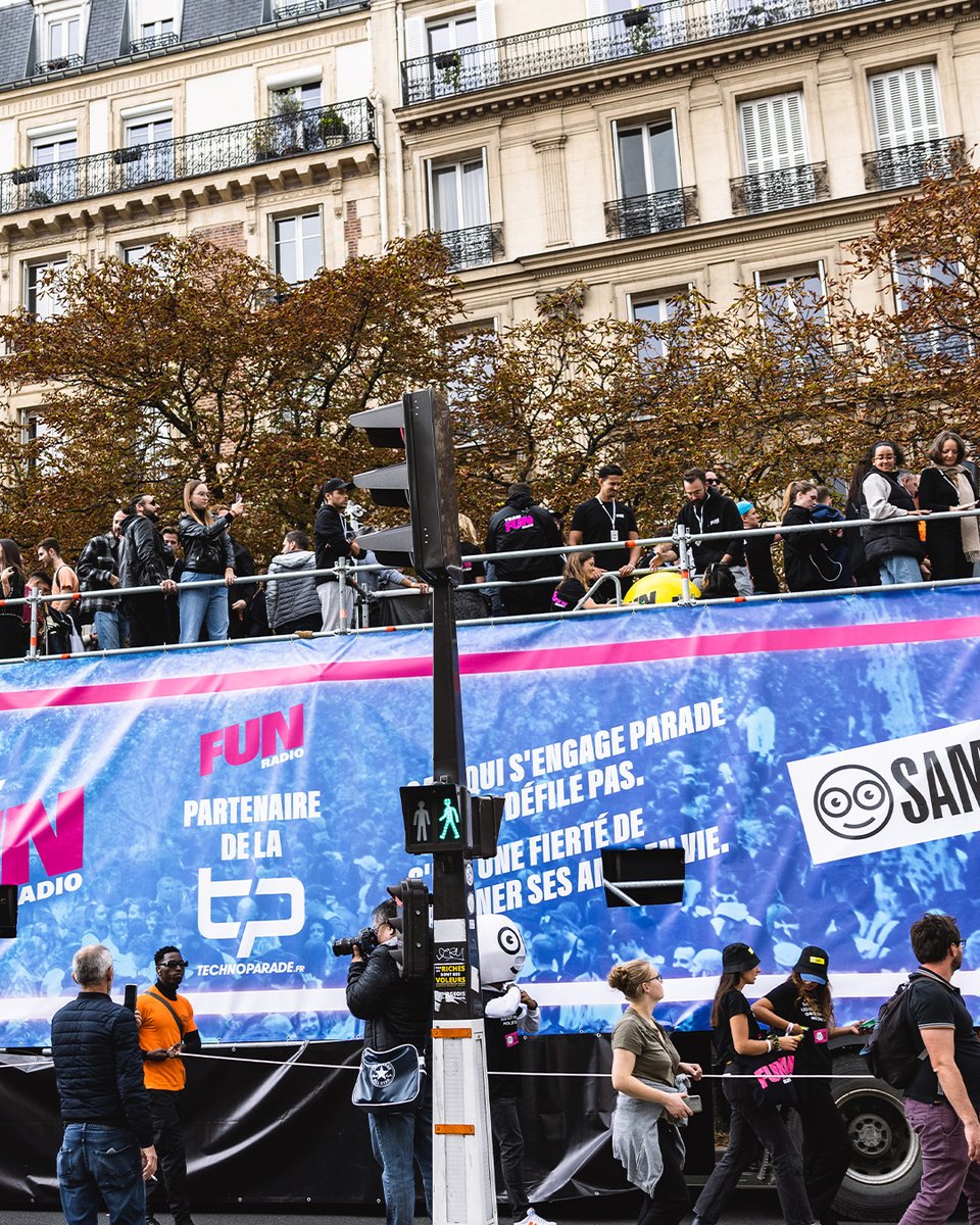 funradio_fr's tweet image. C’est une édition historique que s’apprête à vivre des centaines de milliers de personnes le samedi 23 septembre à Paris ! La @technoparade, plus grande fête populaire et électro de France, revient défiler dans les rues de la capitale pour célébrer son 25ème anniversaire ! 🥳