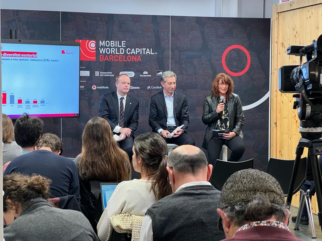 barcelonactiva's tweet photo. 🆕@laiabonetrull (@bcn_ajuntament), @albertcaste (@accio_cat), @ffajula i @jordiarrufi (@MWCapital), han presentat l’informe #TechHubsOverview a corporacions internacionals!🚀
Consulta les dades i perspectives de creixement dels #HUB de #BCN a l'informe 👉🏻https://t.co/vea8otmuyp https://t.co/NlYsy2DrpS