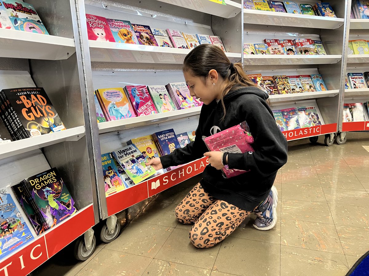 Students at Lindbergh Elementary in KCK are choosing 3 free books today thanks to your generous donations to our ⁦<a href="/EWScrippsCo/">The E.W. Scripps Co.</a>⁩ ⁦<a href="/KSHB41/">KSHB 41 News</a>⁩ If you give a child a book campaign last year.