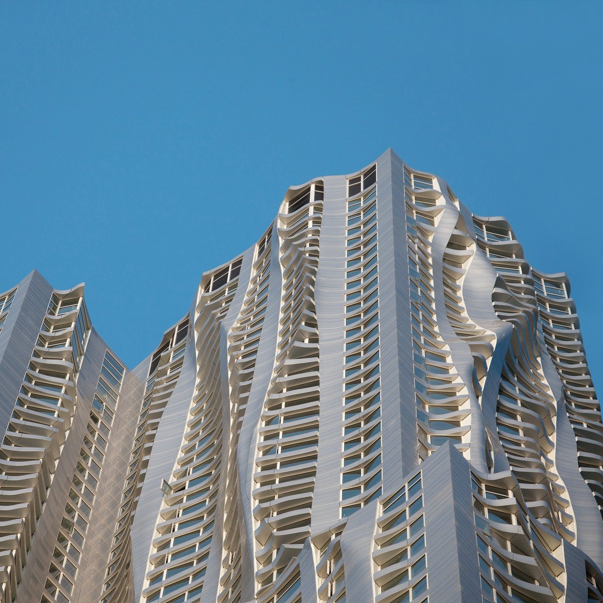 themaxcollab's tweet image. NY by Gehry (2012)—An iconic landmark in the NYC skyline. We tapped the incomparable Frank Gehry to design something unique &amp;amp; unforgettable. The result is a rippling, shining feat of construction and engineering—80 stories of sparkling waves in Deconstructivist style.