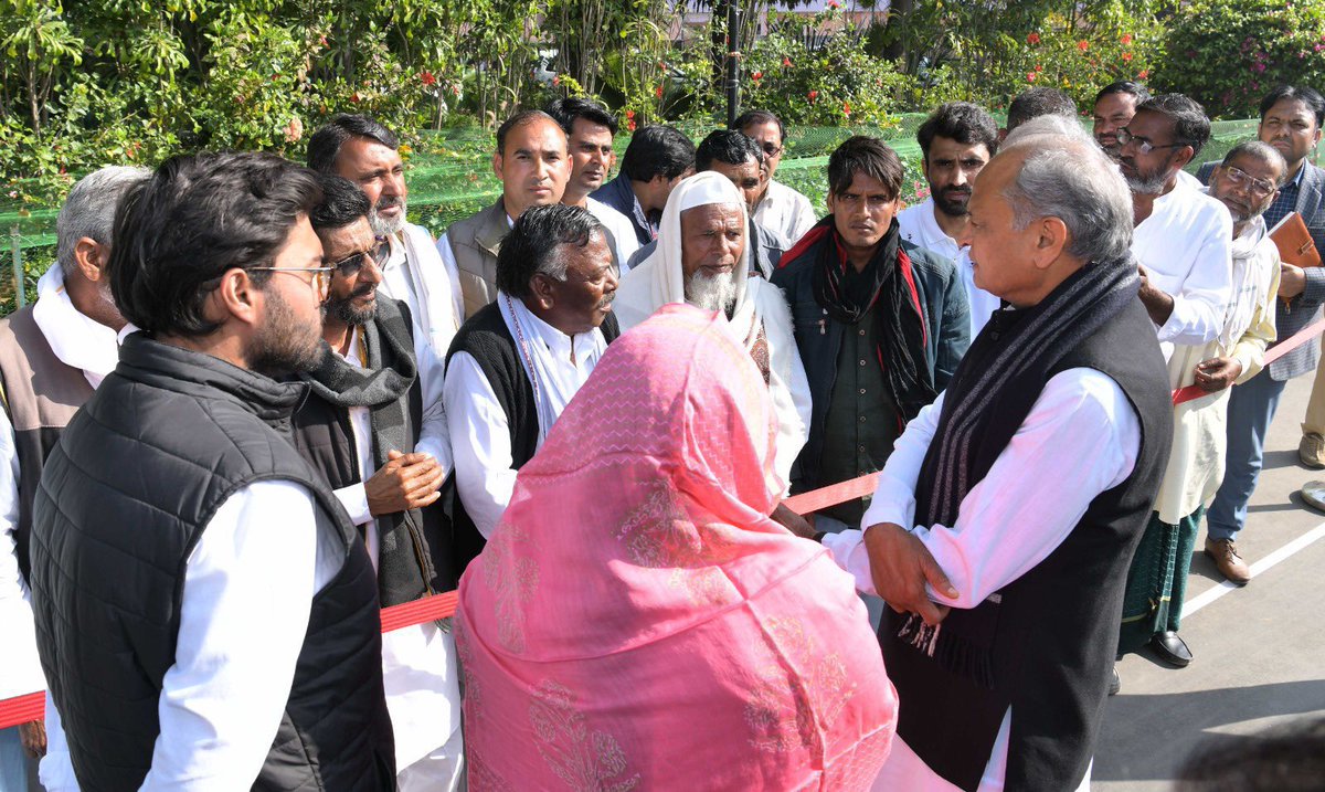 हरियाणा के भिवानी में जलाकर मारे गये नासिर और जुनैद के परिजनों से राजस्थान मुख्यमंत्री <a href="/ashokgehlot51/">Ashok Gehlot</a> जी ने मुलाक़ात की और इंसाफ़ का भरोसा दिलाया।