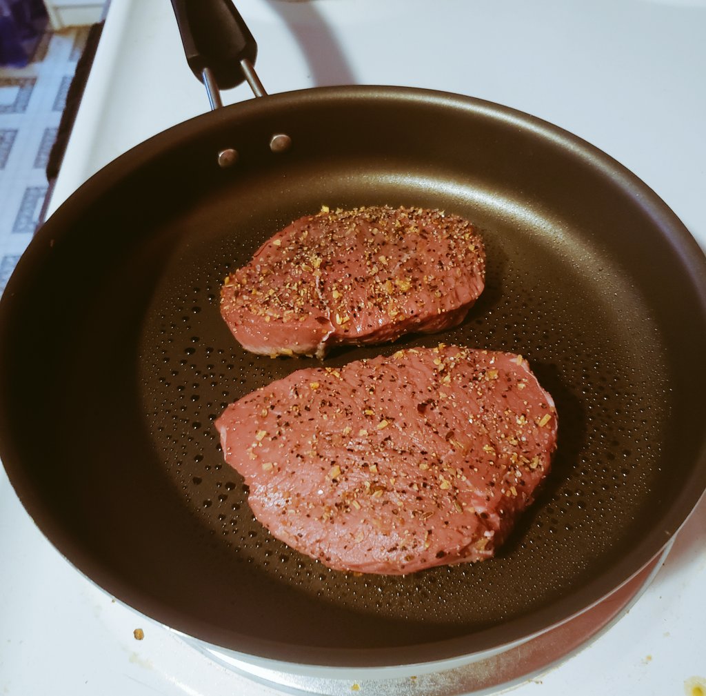 Maaaan i made a good ass steak and rice meal last night to bring to work today to prepare for Deadlifts in the gym after work and I FORGOT THEM AT HOME! FUUUUUUUUCK! 😭😭