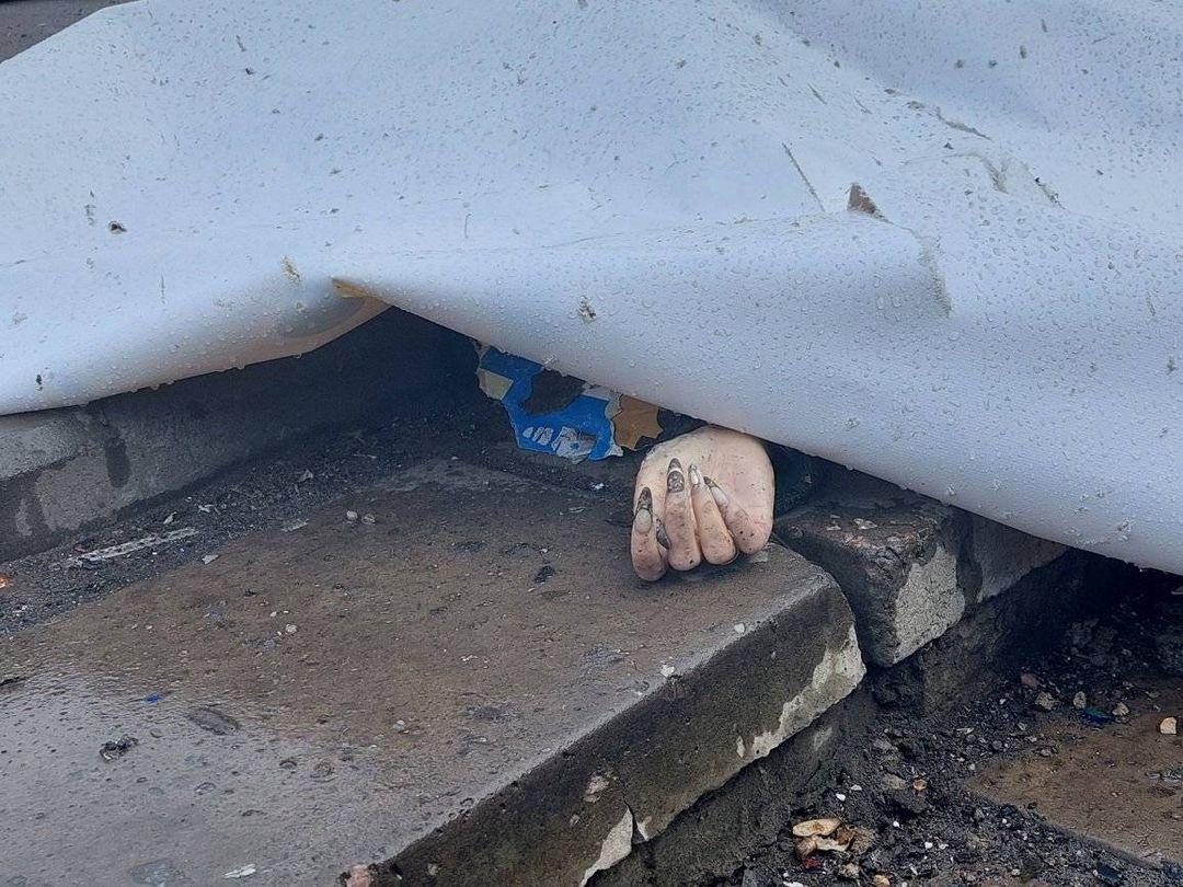 This is the hand of a teenage girl whom russian terrorist missile killed today in Kherson. Ukrainian girls are murdered, raped and kidnapped, they hide in the shelters from russian bombs, their dads and brothers are killed on the frontlines. The world has to stop terrorist russia