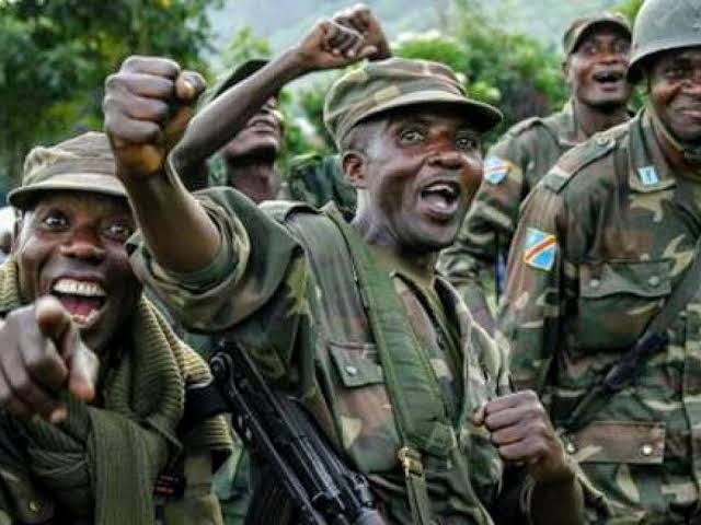 WamaraBiona's tweet photo. Voilà le sort réservé aux récalcitrants d'hier à Kitshanga, depuis que nos forces loyalistes (FARDC) ont récupérée cette contrée. Vive les FARDC ! Vive la RDC🇨🇩 ! Et Vive Fatshi Béton !

Ils subiront encore plus d'avantages s'ils en veulent toujours...💪💪 https://t.co/4y2OIDTPKd