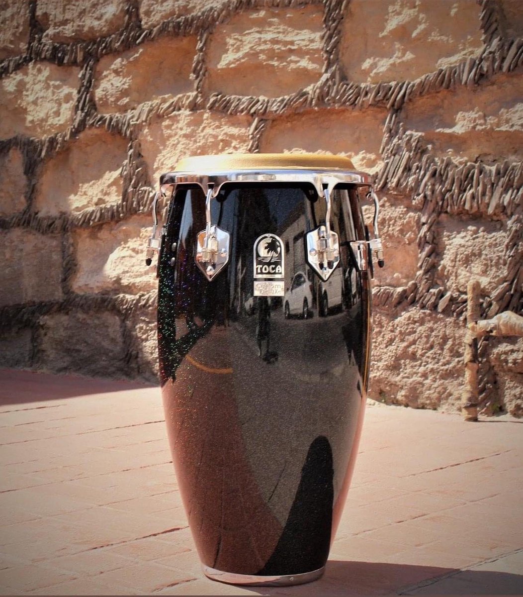 tocaperc's tweet photo. Gorgeous Toca Custom Deluxe Series in Black Sparkle finish.
#Repost @willyshamar
#tocapercussion #customdeluxe #tocaconga #drumsforeveryone #somosfamilia #justplay #blacksparkle https://t.co/jsqrIyrTnt