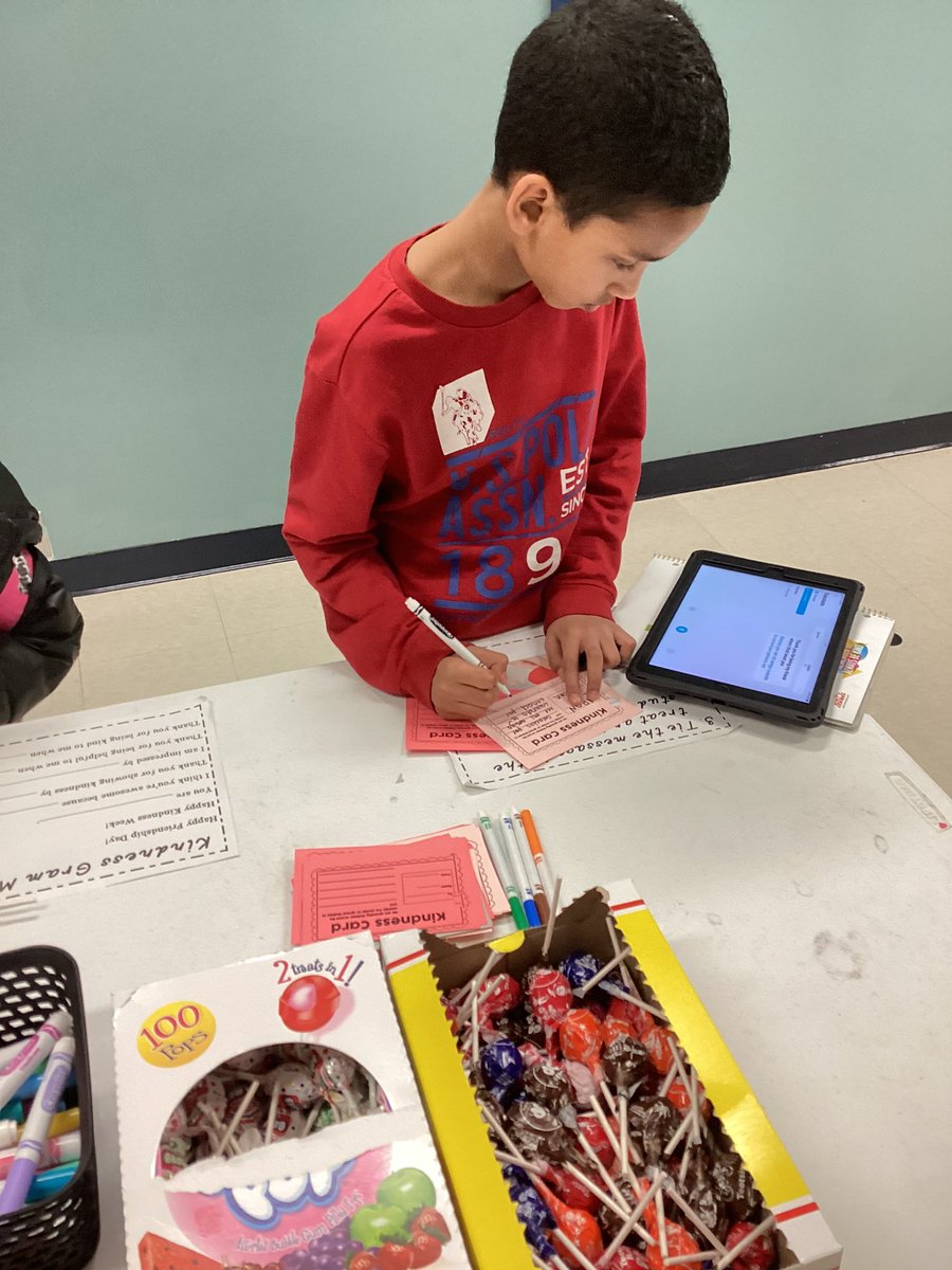 Thanks to technology,  no language barrier will stop kindness from spreading at Topping Elementary! Love these kids! <a href="/ToppingBulldogs/">Topping Elementary</a> <a href="/NKCSchools/">NKC Schools</a> @CNettleTeach