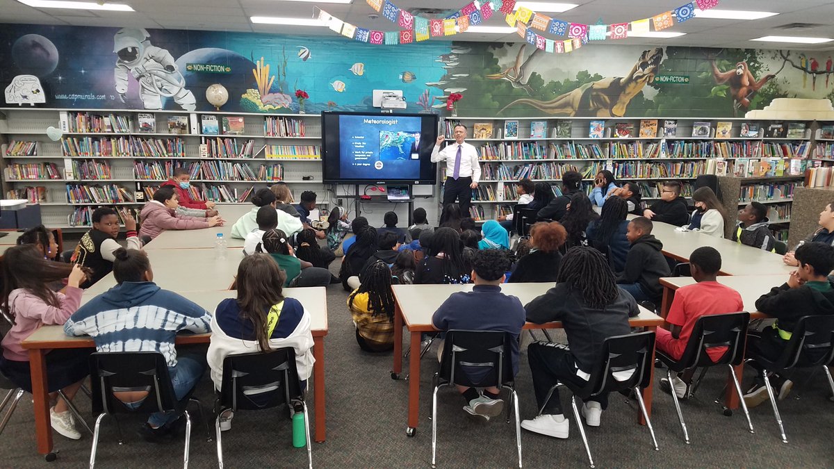 LmsFields's tweet photo. @GregDeeWeather visits 5th grade @Kimbell_HCPS @hubofschool @TransformHCPS @CarmenJHarris @ErinFiallo https://t.co/nb9wlYrnrq