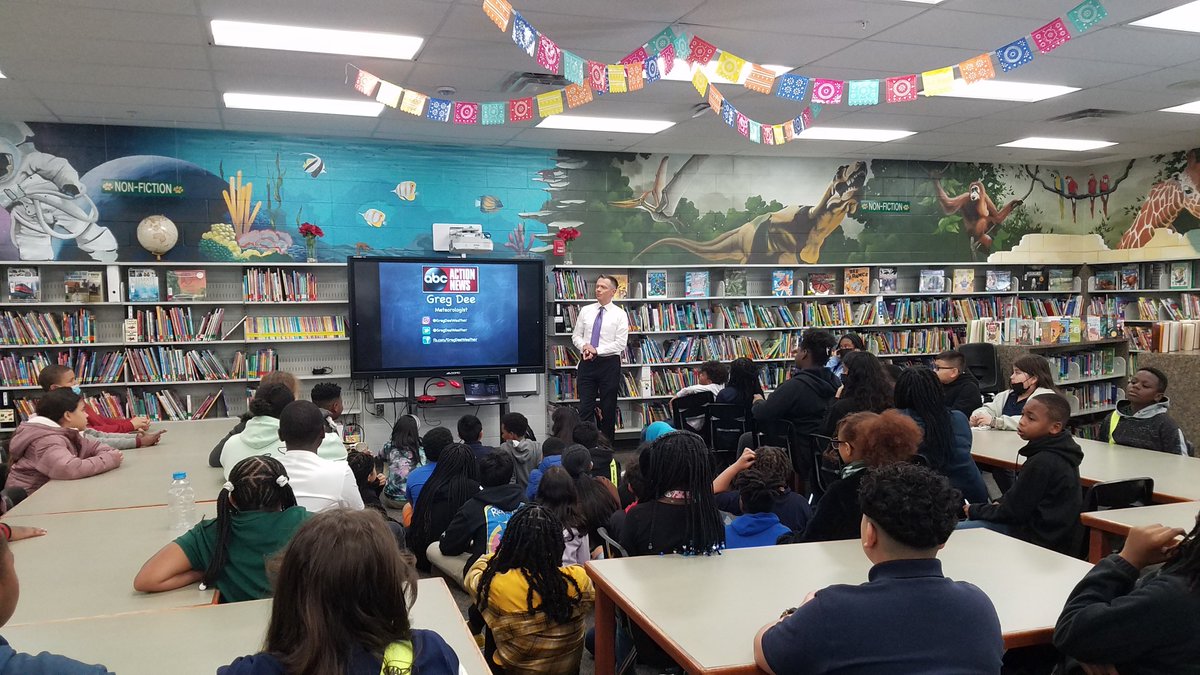 LmsFields's tweet photo. @GregDeeWeather visits 5th grade @Kimbell_HCPS @hubofschool @TransformHCPS @CarmenJHarris @ErinFiallo https://t.co/nb9wlYrnrq