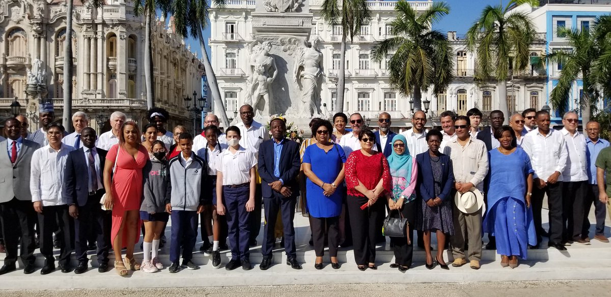 #Ahora| Embajador de #Nicaragua en #Cuba coloca ofrenda floral en homenaje al General Augusto C. Sandino, en ocasión del 89 aniversario de su paso a la inmortalidad.
#SandinoViveLaLuchaSigue