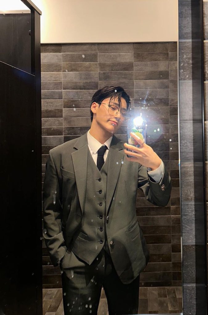 purplevioletsan's tweet photo. it’s a prom date! ー ︎♡

#AtinySelcaDay #ATSD #에이티즈 #ATEEZ #산 #SAN @ATEEZofficial https://t.co/TJArR14kFQ