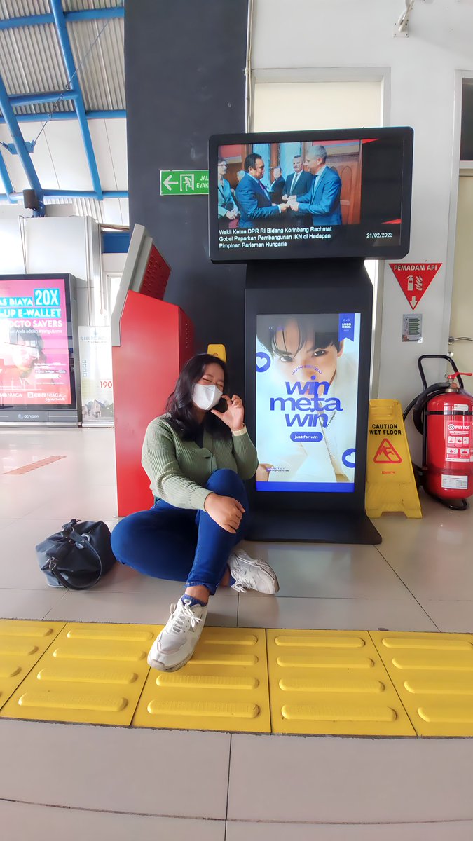 bnungee's tweet photo. Spotted!! #WINtastic ads project from @WinUnionINA 💚💚
📍 Stasiun Kebayoran and Stasiun Palmerah

Thank​you for this amazing project, once again best happy birthday to my sweetest bunny 💚

HAPPY BIRTHDAY WIN 
#WishWINWonderful24th
#winmetawin @winmetawin 
#PhiWin24thBDProject https://t.co/Frve5G72hv
