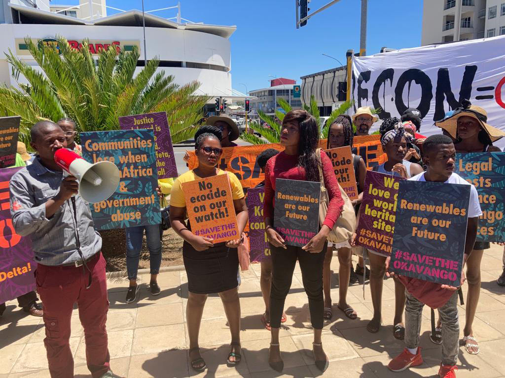 🧵#StandWithKavango Today activists &amp; outraged Kavango community members gathered outside the High Court in Windhoek to protest against crippling government legal fees in excess of NAD 520000 ($28800).