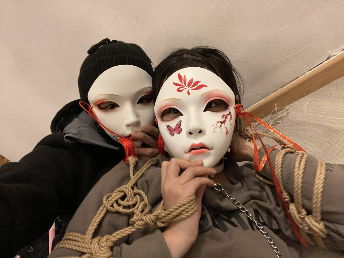 面具uuμμ二人合体了！
@UU_zzzzzzzz 
（正在被捆成小k9）
谁的面具也不是）
下次一定带自己的面具合体hhh https://t.co/Jcr7OdL7ds