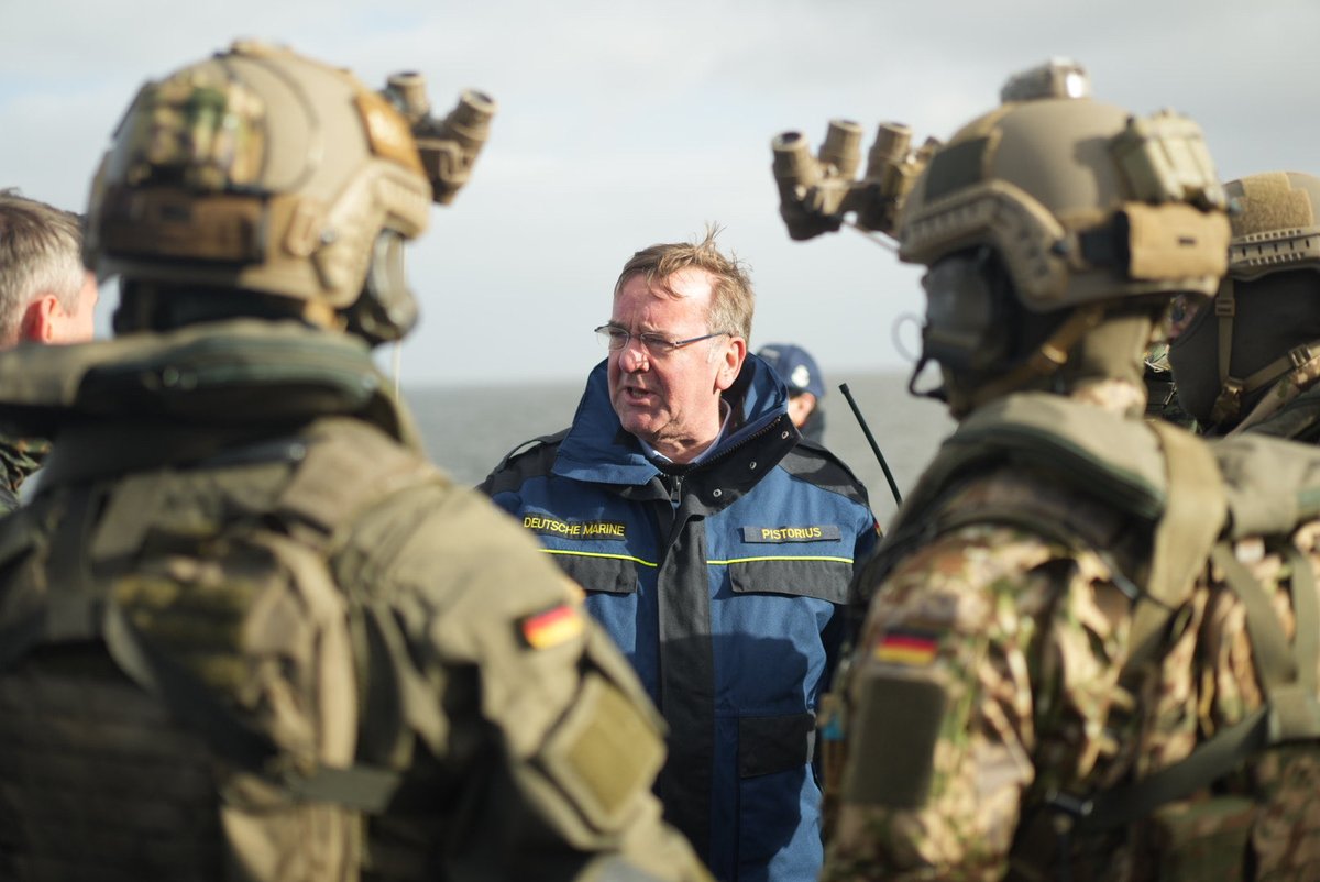 BMVg_Bundeswehr's tweet photo. Komplexe Bedrohungslage unter und über Wasser: Minen, U-Boote und Flieger – die #Marine zeigt in einer Übung, wie sie sich mit ihren einzelnen Systemen und geeinten Kräften erfolgreich den Gefahren stellt. Minister #Pistorius konnte sich vor Ort von den Fähigkeiten überzeugen. https://t.co/f8LAUB92nn