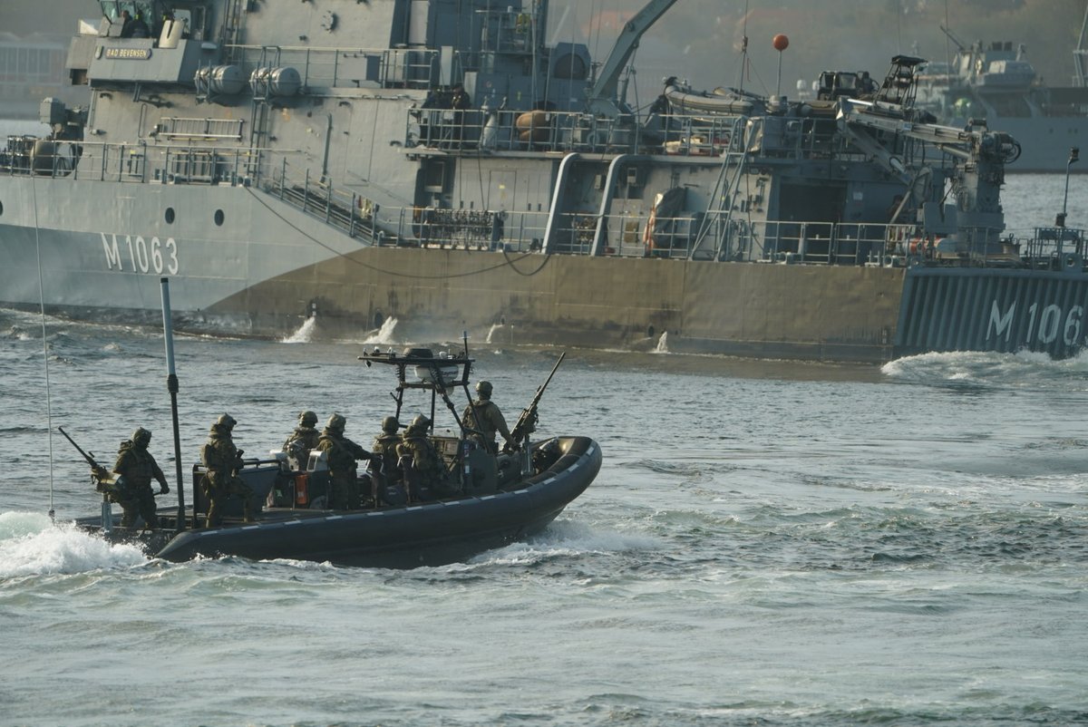 BMVg_Bundeswehr's tweet photo. Komplexe Bedrohungslage unter und über Wasser: Minen, U-Boote und Flieger – die #Marine zeigt in einer Übung, wie sie sich mit ihren einzelnen Systemen und geeinten Kräften erfolgreich den Gefahren stellt. Minister #Pistorius konnte sich vor Ort von den Fähigkeiten überzeugen. https://t.co/f8LAUB92nn