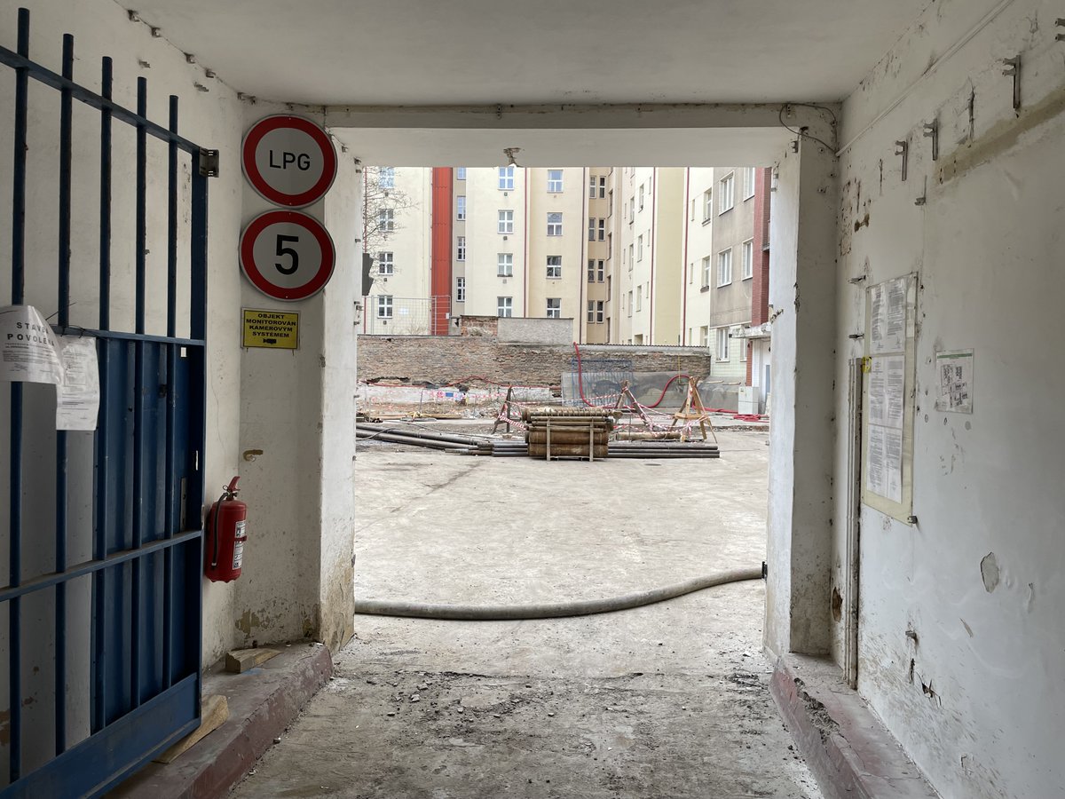 ptacekjirka's tweet photo. Právě jsme schválili rozpočet na rok 2023. Zdržím se obsáhlejších komentářů, ale chci vypíchnout jednu důležitou věc. Počítá se investicemi ve výši 742 mil. Kč. Pokud se nepletu, v historii Prahy 3 se jedná o rekordní sumu. Praha 3 nikdy nedokázala rozjet tolik nových projektů. https://t.co/dkNzwrp0SE