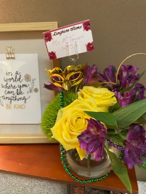 GrhsBookRoom's tweet photo. It's Mardi Gras y'all! This festive arrangement has put a smile on my face and a song in my heart!🎷🎺🎶
#WeAreGR #FloralDesign @GRFFASchroeder https://t.co/pdRfEWRb5s