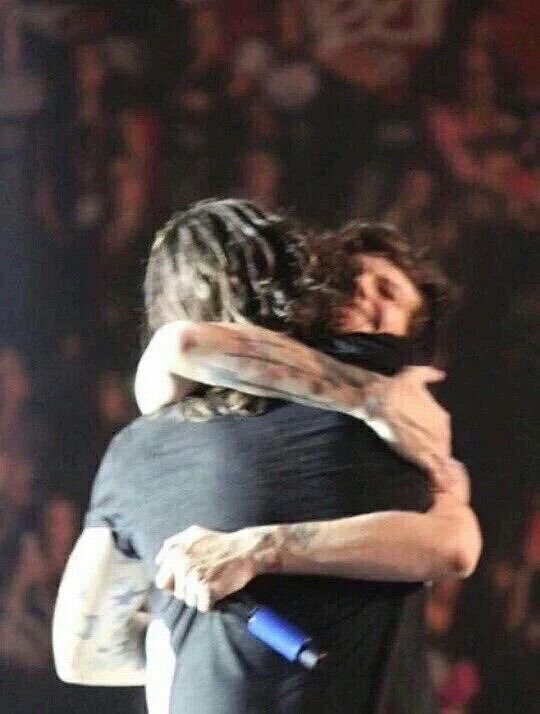 hgiugs's tweet photo. La faccia serena di Louis e il modo in cui stringe la maglia di Harry con la mano. Il modo in cui si abbracciano incastrandosi perfettamente. Come si può spiegare una cosa del genere ????? https://t.co/ZQMUS6lxWU