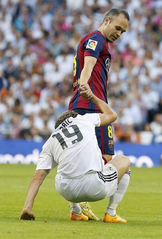 FCBPaul_'s tweet photo. 🗣️ Luka Modrić : « Le joueur le plus dur que j'ai affronté ? Andrés Iniesta. C'était si difficile de défendre sur lui, il était tellement bon avec le ballon. J'ai joué contre beaucoup de grands joueurs en Angleterre comme Lampard &amp; Gerrard mais lui était différent. » https://t.co/VL0QBnZZcM