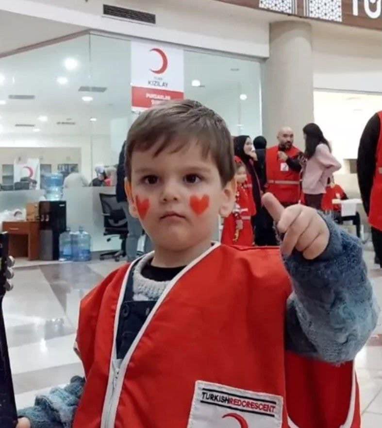 36muataz's tweet photo. الطفل الذي انتشرت صوره كالنار في الهشيم بين الأتراك خلال الساعات الماضية وهو أصغر متطوع في الهلال الأحمر التركي وقد أطلق عليه الأتراك "السترة الماشية" تبين أنه سوري. #زلزال #زلزال_ترکیا_وسوريا #هزة_أرضية https://t.co/v8oTxLbP79