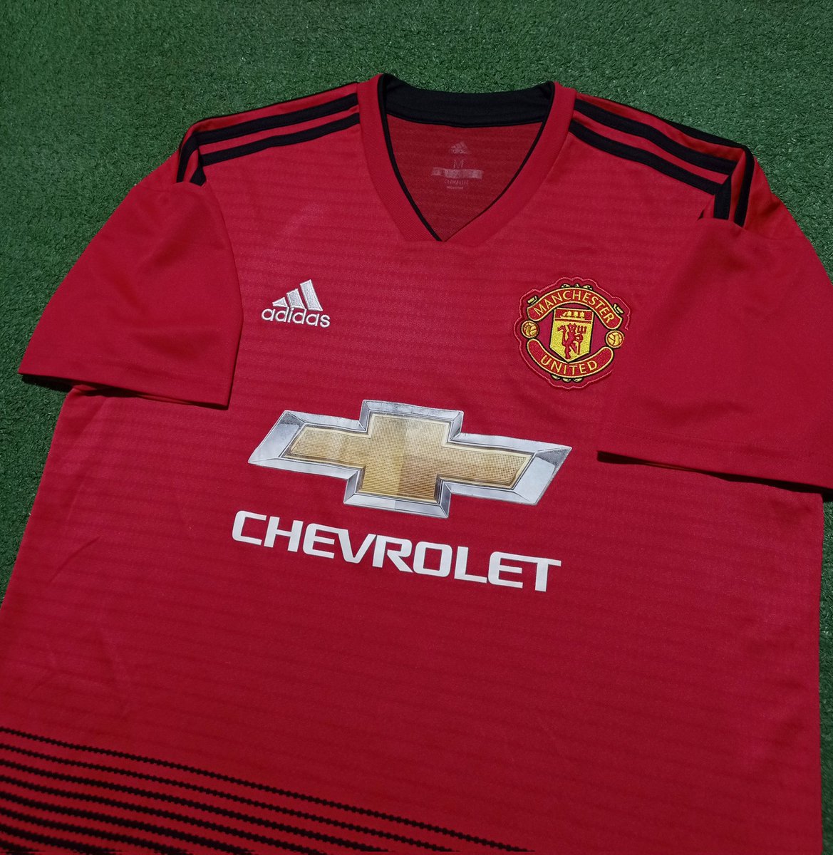 lelanglawas's tweet photo. Detail #LawasReguler - Selasa, 21 Februari 2023 

#Lawas14
Manchester United Home 2018
Size M (73x55)
Sponsor original poly, agak pudar
Sedikit pulls bobbles
Clima pudar
Warna CERAH!
MULUSJOSS!! https://t.co/a5W343cPSY