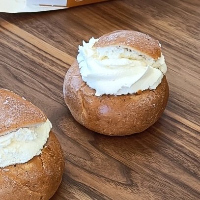 swetraditions's tweet photo. Today is fettisdagen in Sweden and swedes will eat 6 million semlor today. https://t.co/gH1lczdvkM