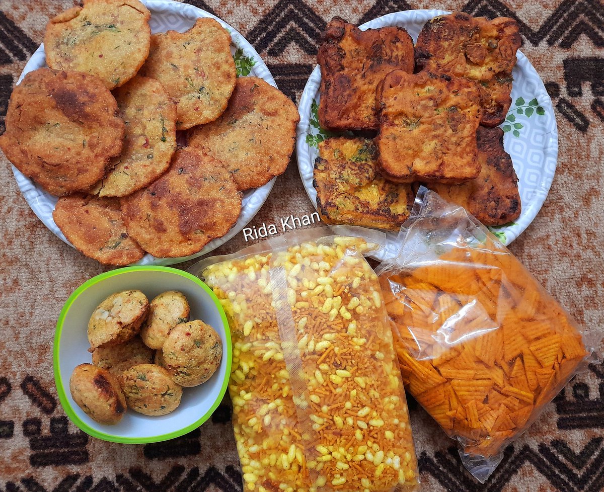 My #birthday celebration 🎉 #food all made by my mom & some brought by my dad. Mom made crispy methi poori, bread pakoras, methi appe & dad brought bhel puri, corn rice fried crackers.. 
Happy mood = Happy food 😊. #snacks #birthdayfood #foodie @waynewykwong