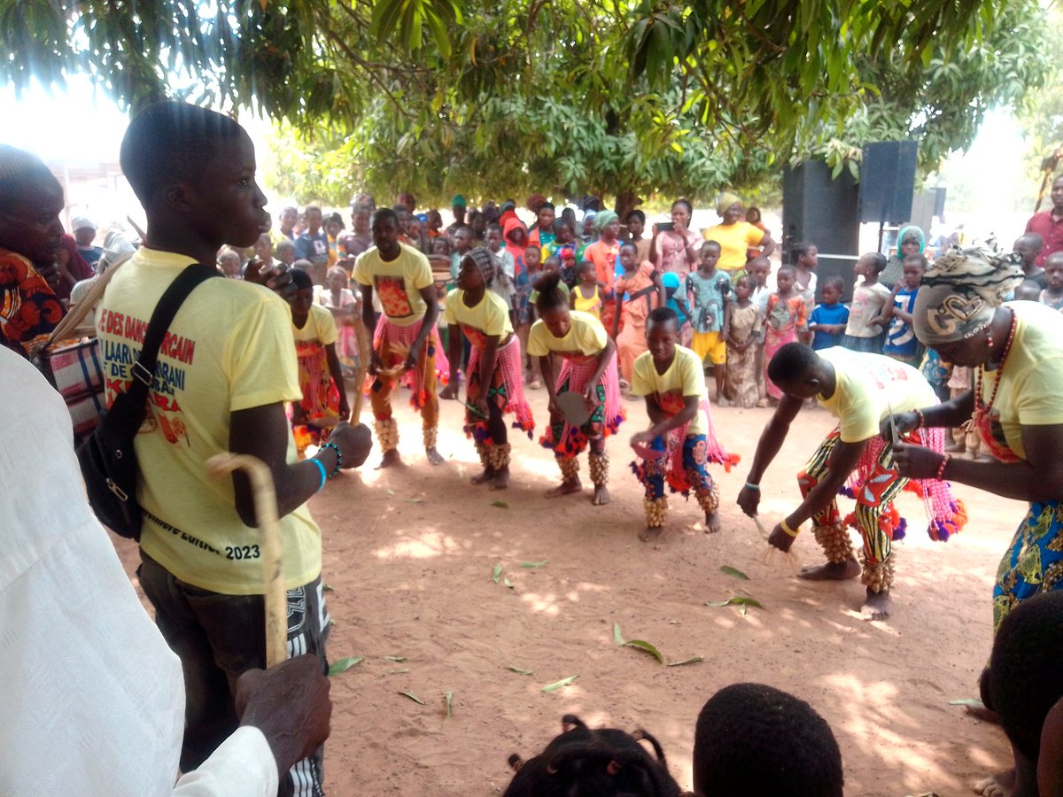 CherifathY's tweet photo. #SoFEC_III
Animation folklorique et danse des jeunes de Onklou pour le lancement officiel de la phase 3 du projet #SoFEC
#Femmes
#Enfants
#Rural
@CARE_BeninTogo https://t.co/NF634cPntS