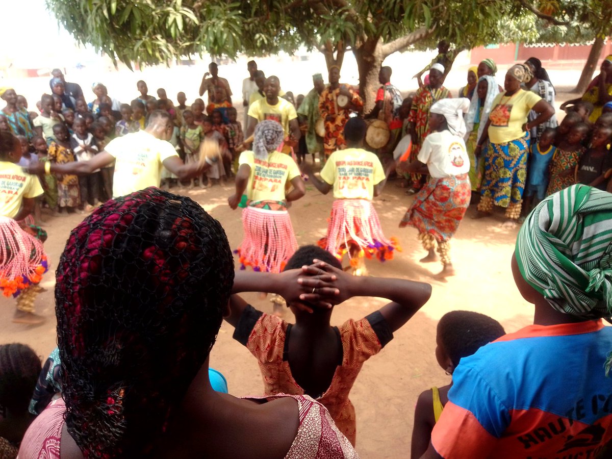 CherifathY's tweet photo. #SoFEC_III
Animation folklorique et danse des jeunes de Onklou pour le lancement officiel de la phase 3 du projet #SoFEC
#Femmes
#Enfants
#Rural
@CARE_BeninTogo https://t.co/NF634cPntS