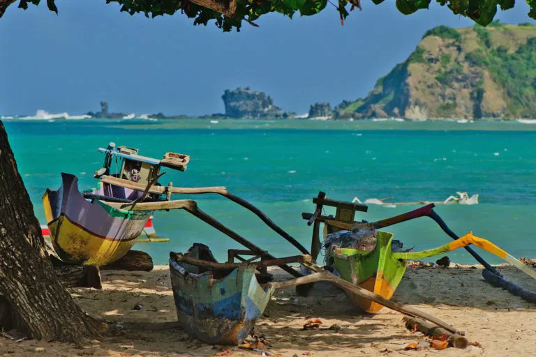 We all heard the phrase "we're all in the same boat," but the truth is that we're not.

This article shows how communities in Lombok Indonesia are coping with rising seas and that, despite all efforts, the community alone can't overcome the challenges. 

buff.ly/3YTMkc8