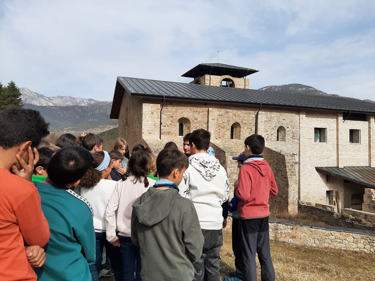 escolasantjoan's tweet photo. Primària 5 Sortida Edat Mitjana. Castell de Guardiola-Monestir de Sant Llorenç prop Bagà-Vila de Bagà amb el @cdaaltbergueda
#descobrimlaltbergueda 
#gimcanamedieval #aprenemiensdivertim https://t.co/dt3b2dNMXW