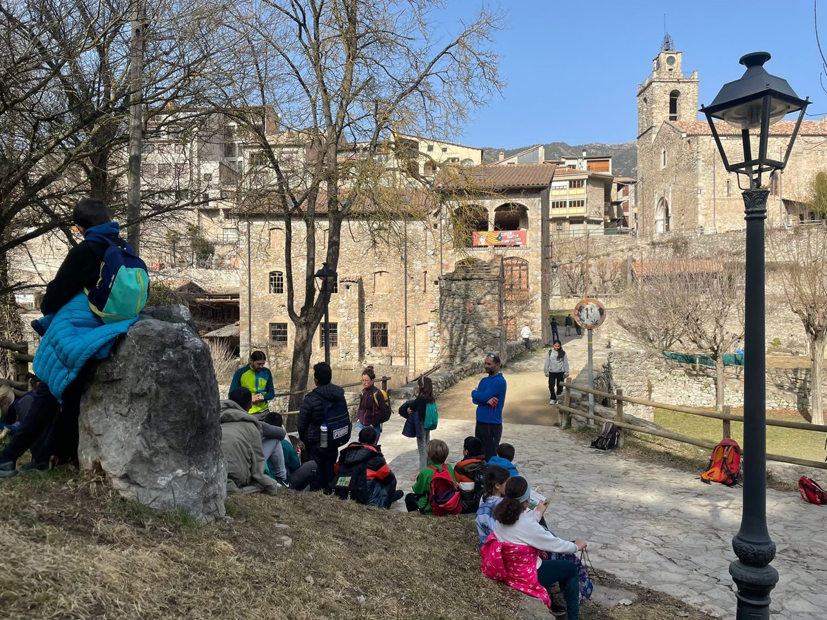 escolasantjoan's tweet photo. Primària 5 Sortida Edat Mitjana. Castell de Guardiola-Monestir de Sant Llorenç prop Bagà-Vila de Bagà amb el @cdaaltbergueda
#descobrimlaltbergueda 
#gimcanamedieval #aprenemiensdivertim https://t.co/dt3b2dNMXW