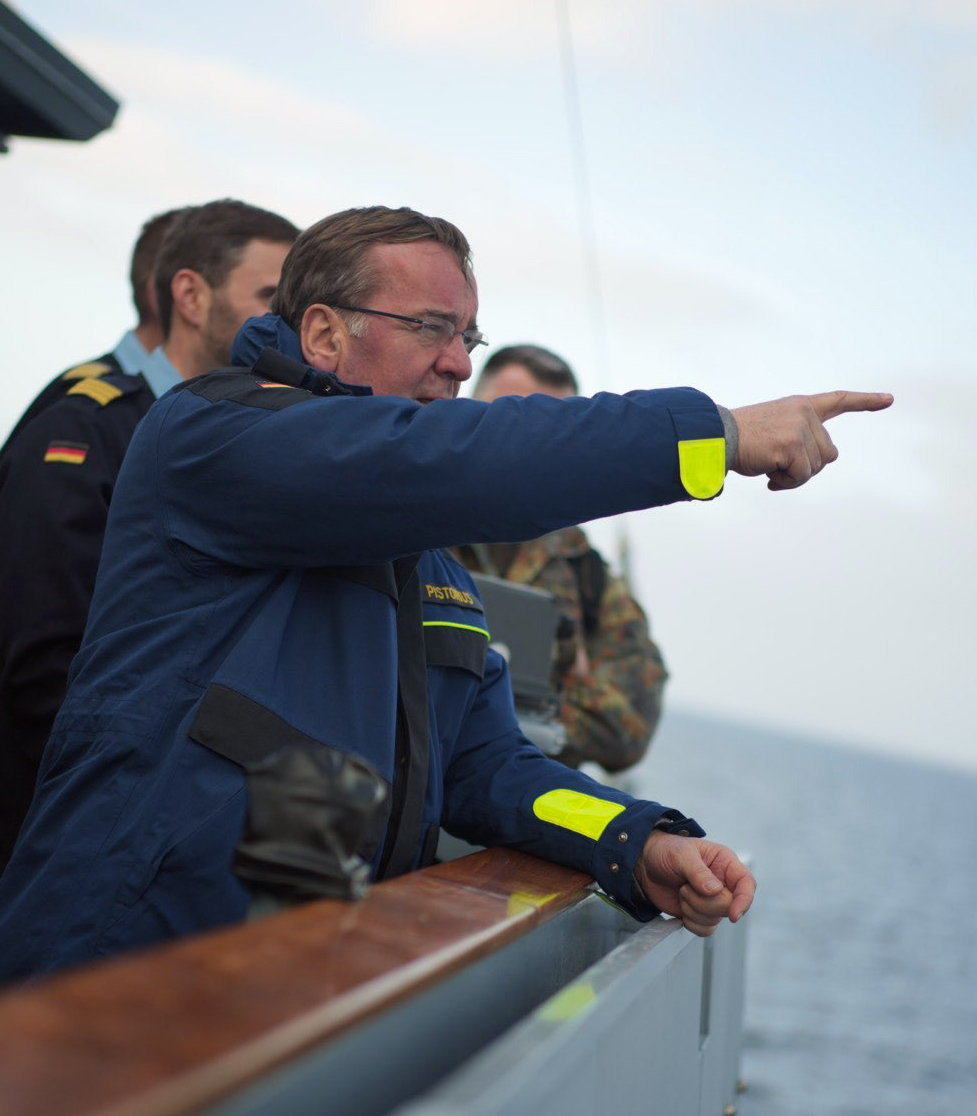 BMVg_Bundeswehr's tweet photo. Komplexe Bedrohungslage unter und über Wasser: Minen, U-Boote und Flieger – die #Marine zeigt in einer Übung, wie sie sich mit ihren einzelnen Systemen und geeinten Kräften erfolgreich den Gefahren stellt. Minister #Pistorius konnte sich vor Ort von den Fähigkeiten überzeugen. https://t.co/f8LAUB92nn
