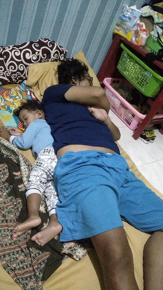 To_My's tweet photo. Mode cuek2an kalo tidur bareng anak pertama. https://t.co/WG5mteyQOG