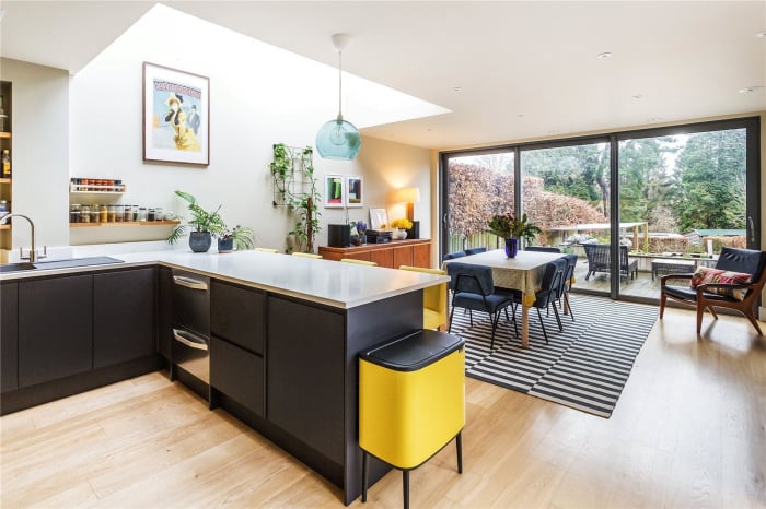 jsoxted's tweet photo. This 4 bed #Victorianvilla with a stunning interior all centrally located in #Oxted town. Beautifully extended to provide a light, contemporary space, designed by #TomPike the renowned #London architect. #surreylife https://t.co/ajR9SwgTeW https://t.co/tsbRQQnWjJ