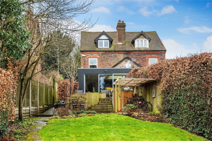 jsoxted's tweet photo. This 4 bed #Victorianvilla with a stunning interior all centrally located in #Oxted town. Beautifully extended to provide a light, contemporary space, designed by #TomPike the renowned #London architect. #surreylife https://t.co/ajR9SwgTeW https://t.co/tsbRQQnWjJ