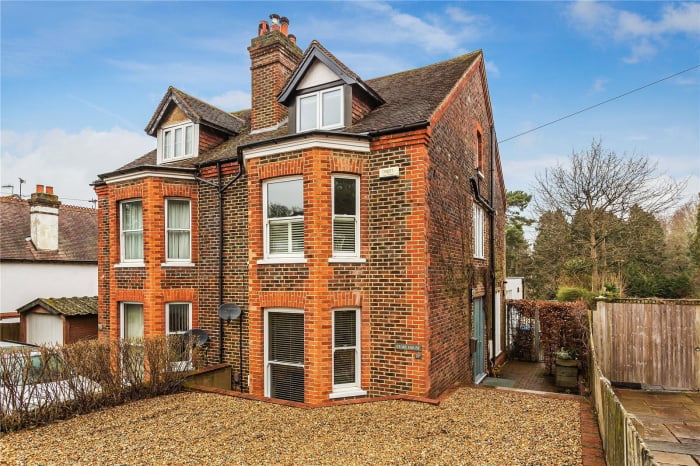 jsoxted's tweet photo. This 4 bed #Victorianvilla with a stunning interior all centrally located in #Oxted town. Beautifully extended to provide a light, contemporary space, designed by #TomPike the renowned #London architect. #surreylife https://t.co/ajR9SwgTeW https://t.co/tsbRQQnWjJ