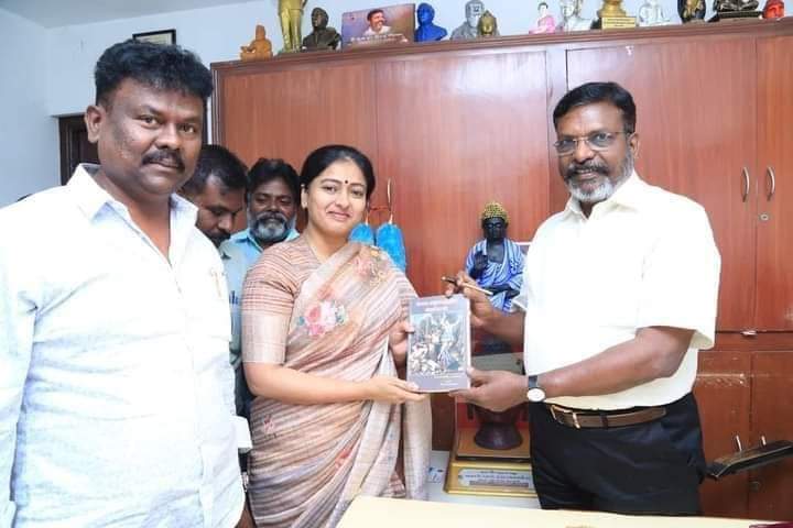 thirumaofficial's tweet photo. #காயத்ரிரகுராம் அவர்கள் இன்று அம்பேத்கர் திடலில் சந்தித்தார். 

#VCK
#Thiruma https://t.co/eAjynuFTwF