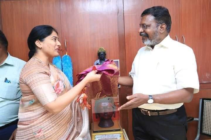 thirumaofficial's tweet photo. #காயத்ரிரகுராம் அவர்கள் இன்று அம்பேத்கர் திடலில் சந்தித்தார். 

#VCK
#Thiruma https://t.co/eAjynuFTwF