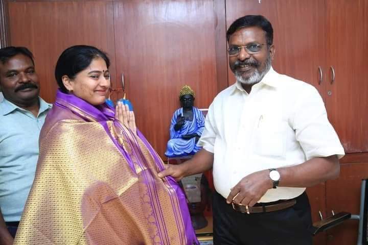 thirumaofficial's tweet photo. #காயத்ரிரகுராம் அவர்கள் இன்று அம்பேத்கர் திடலில் சந்தித்தார். 

#VCK
#Thiruma https://t.co/eAjynuFTwF