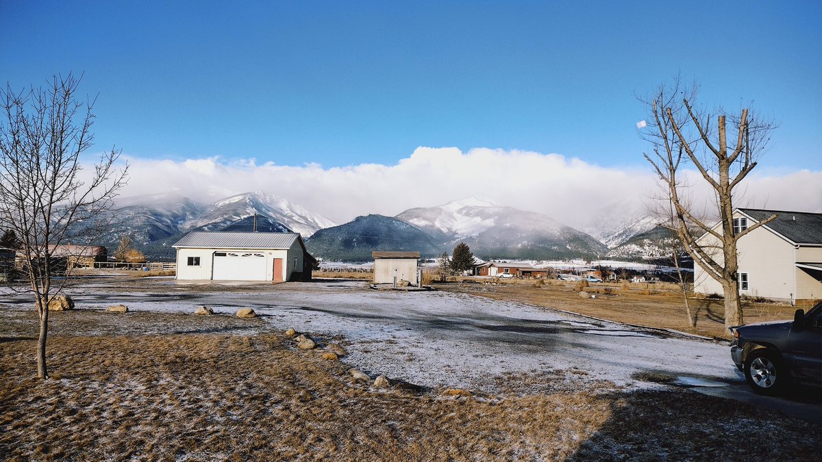WxWays's tweet photo. Enjoying the bluebird sky while I can! #MTwx #BitterrootValley #Montana #Stevensville It is #gusting here judging by flag over 20mph https://t.co/lP8WeN2ozE