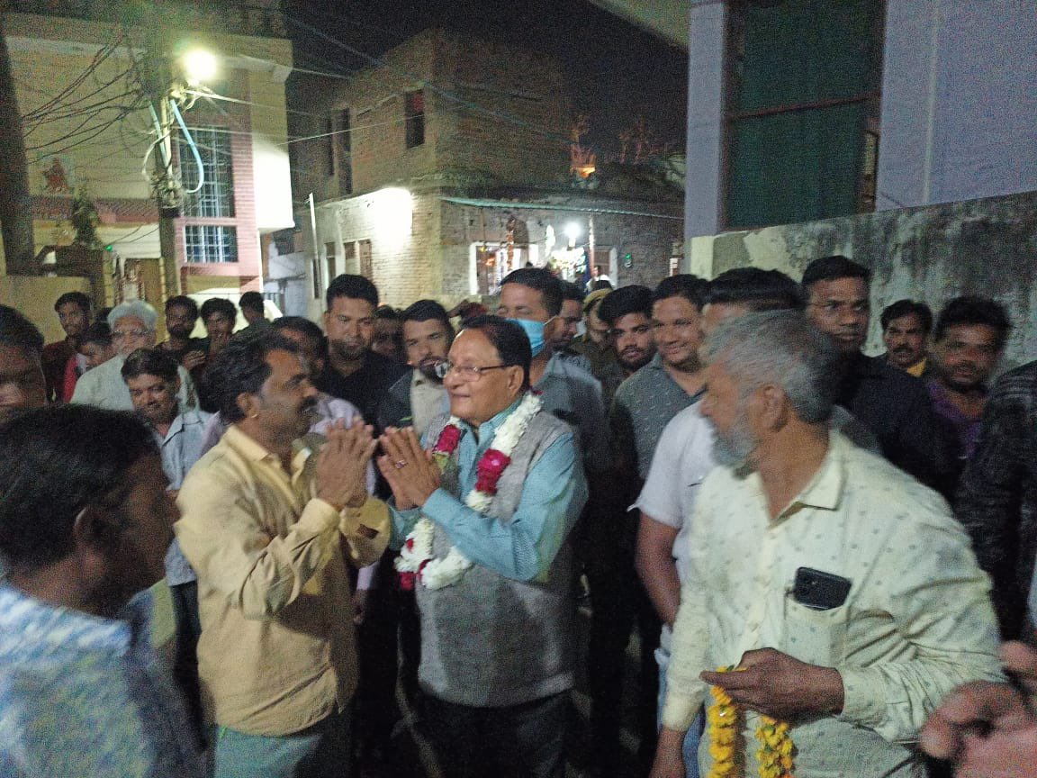 हाथ से हाथ जोड़ो अभियान का बड़ रहा है कारवां आज शाम को सकतपुरा में पदयात्रा।
#kota #kotacongressparty #kotacongressdhariwal <a href="/AmitdhariwalInc/">Amit Dhariwal</a> <a href="/ashokgehlot51/">Ashok Gehlot</a> <a href="/RahulGandhi/">Rahul Gandhi</a> <a href="/RajGovOfficial/">Government of Rajasthan</a> <a href="/GovindDotasra/">Govind Singh Dotasra</a> <a href="/INCRajasthan/">Rajasthan PCC</a> <a href="/INCIndia/">Congress</a>