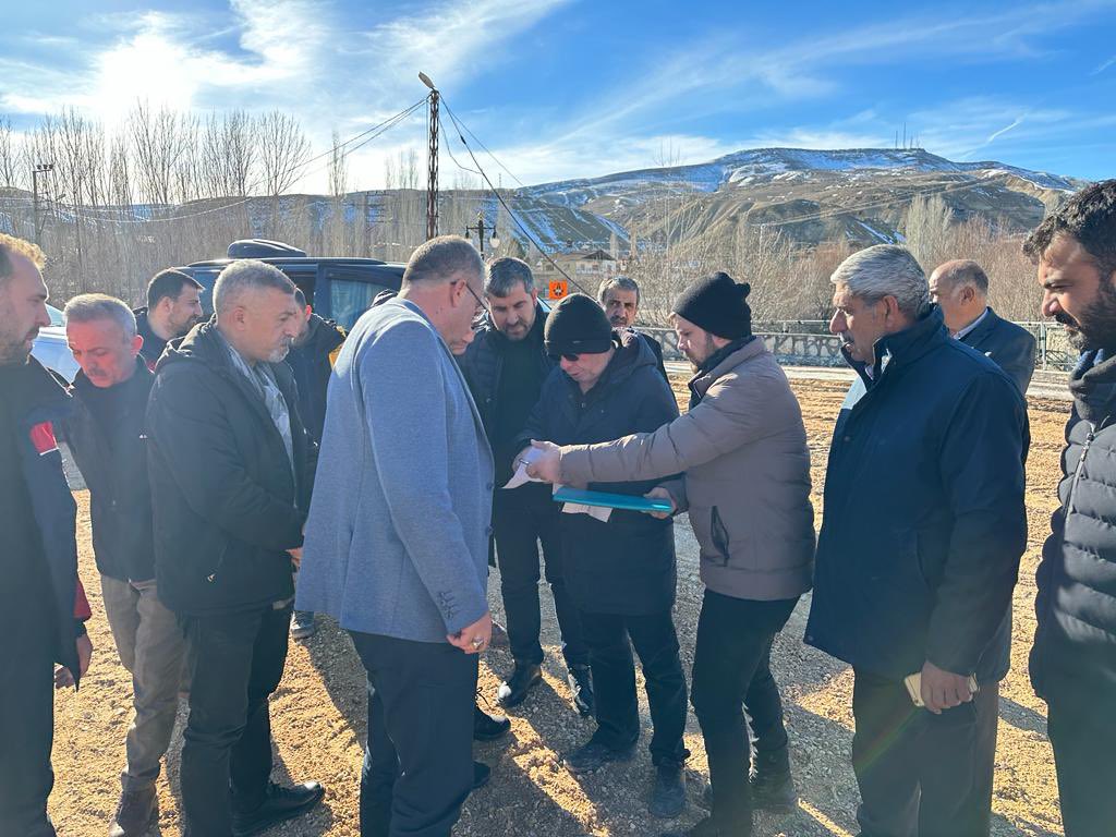 Feyat_ASYA's tweet photo. Başakşehir Belediye Başkanımız @yasinkartoglu ile birlikte Malatya’nın Darende ilçesindeyiz. İlçe Belediye Başkanımız İsa Özkan ile Darende’nin deprem felaketi sonrası genel durumunu değerlendirdik. https://t.co/OrFKWOi49j