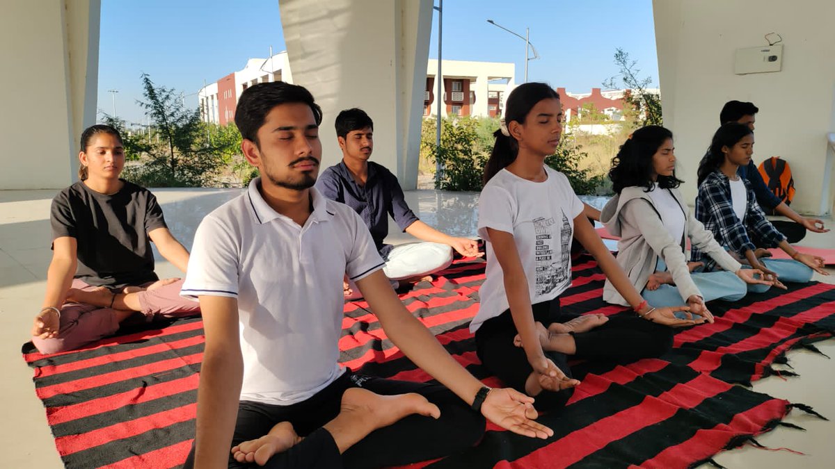 Nssmcu's tweet image. एनएसएस एमसीयू इकाई द्वारा माखनलाल चतुर्वेदी विश्वविद्यालय नवीन परिसर बिशनखेड़ी में निर्मित योग केंद्र में आज योगा एवं मेडिटेशन का आयोजन किया गया।@kg_suresh
#mcu
#nssmcu
#NSS 
#NssIndia 
#nssvolunteers