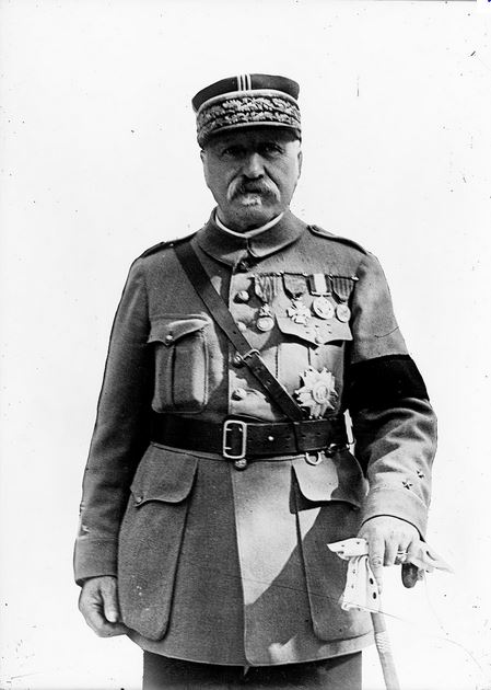 davidsaforcada's tweet photo. 21 février,début de la bataille de #Verdun. La situation sera sauvé par le sacrifice du colonel #Driant et par les prises de décisions du général #deCastelnau. #Joffre totalement absent et #Petain aux fraises ... https://t.co/WalA6r1EoP