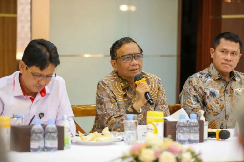 Beritabaruco's tweet photo. Menko Polhukam Tampung Aspirasi Penyelesaian Pelanggaran HAM Berat https://t.co/EPfKzrkxUO #HAMBerat #MehfudMD #PelanggaranHAM https://t.co/oSjFAa7qSB