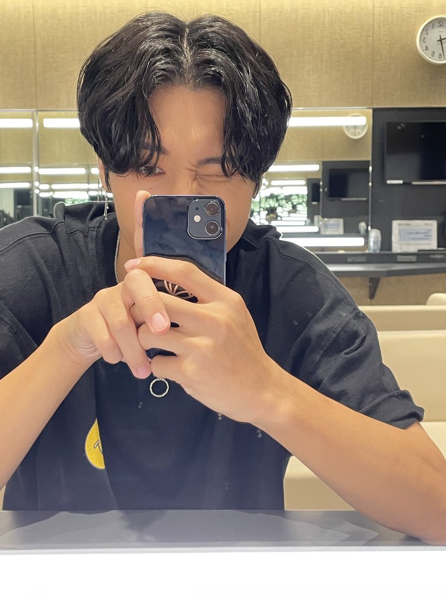 MELODY__ATEEZ's tweet photo. 🪞📱🫶 #AtinySelcaDay #ATSD #wooyoung https://t.co/1kPP5D6qp3