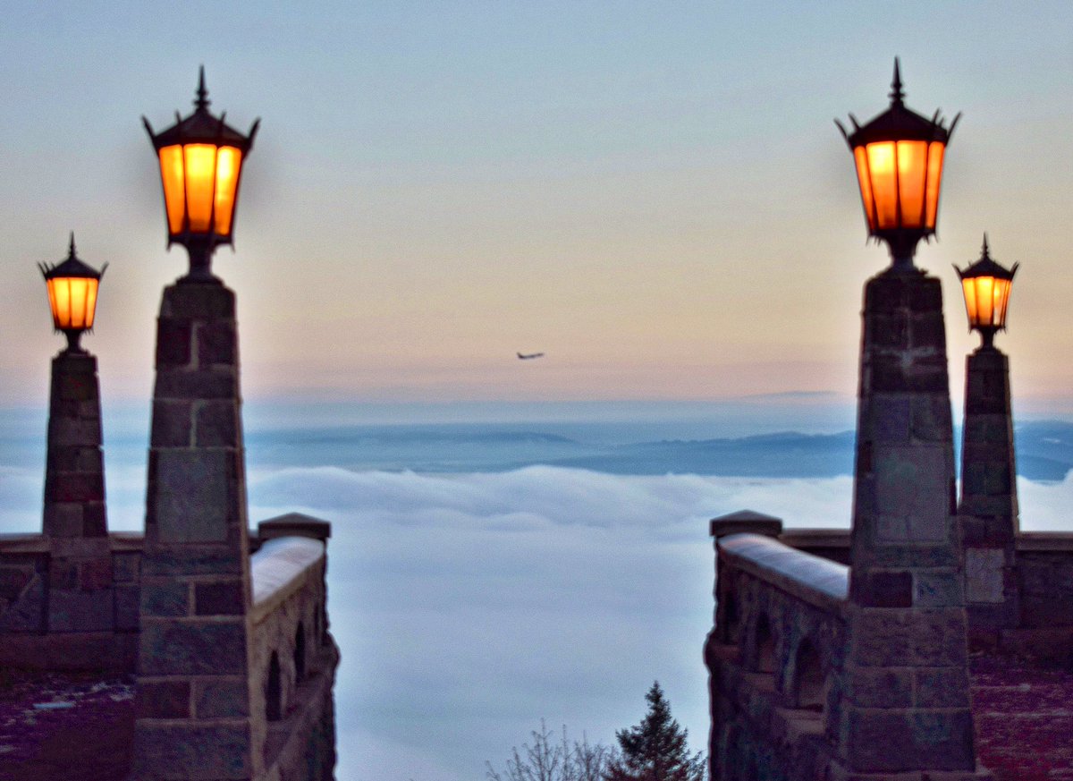 MikeKATU's tweet image. HEAVEN… it kinda looks like a gateway to the clouds, but just a cool view from Rocky Butte in #Portland as a plane departs @flypdx over low clouds.  Stay with @KATUNews as for the latest weather conditions and stay safe out there #LiveOnK2 #pdxtst #tuesdayvibe