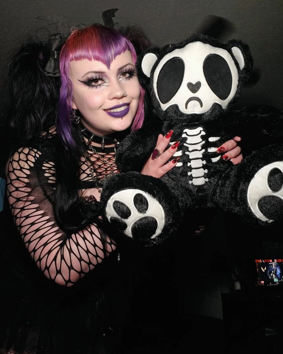 VampireFreaks's tweet photo. How freakin cute is this pic sent in from @darkwave_doll with her new Grumpy Bones Bear!?
#goth #grunge #Alternative #grumpybonesbear #spooky #alt #emo #punk #emostyle #gothic #gothlife #vampirefreaks #tradgoth #gothicstyle #alternativefashion #gothstyle #gothgoth #skelebear https://t.co/y4q58zUqYa