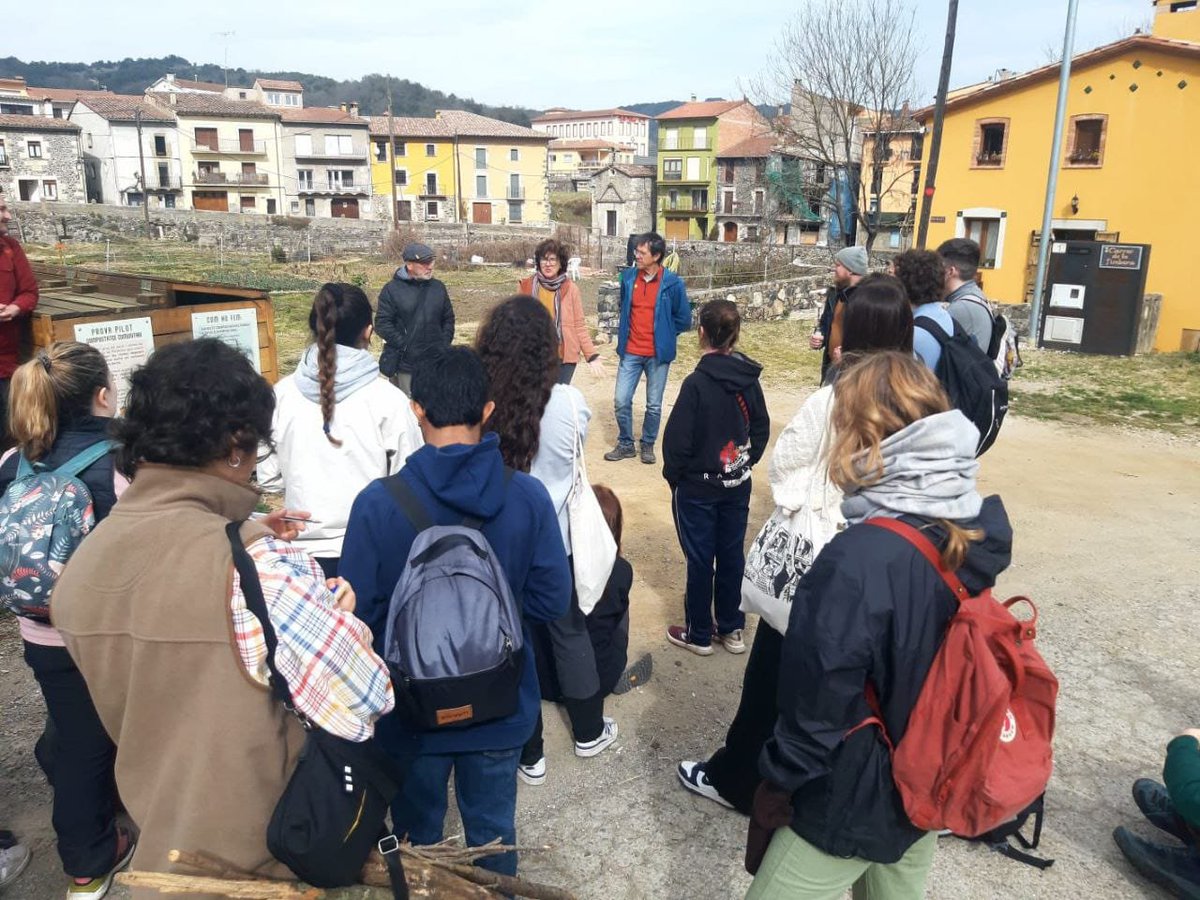 Pallerolstuit's tweet photo. Avui el grup @femcompostsfp ha rebut la visita de joves de diferents països, que estan passant uns dies al Mas Franch i s'han interessat pel projecte de compost comunitari.
#santfeliudepallerols #garrotxa #ErasmusPlus
#compostatgecomunitari #compostatge https://t.co/khVasfSh8c